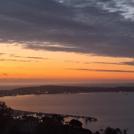 Quartier Exclusif De Super Cannes Golfe-juan, Vue Imprenable Cap D'antibes- Alamp 4 A 7 -piscine- Peinture Interieure Et Literie Neuves -superbe Rooftop Sans Vis-a-vis ! Courts Sejours Flexibles Possibles Holiday home