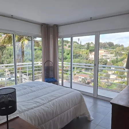 Cannes Super Cannes Golfe-Juan -- Vue Mer Exceptionnelle Sur La Mediterranee Et Le Cap D'Antibes-- Villa Alamp -- 4 A 6 Chambres --6 Sdb--7 Wc--Piscine Sans Vis A Vis--Superbe Rooftop Panoramique--Cuisine Americaine--Grand Living--Courts Sejours Poss Ferienhaus Vallauris