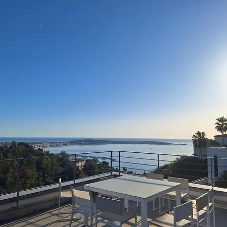 Cannes Super Cannes Golfe-Juan -- Vue Mer Exceptionnelle Sur La Mediterranee Et Le Cap D'Antibes-- Villa Alamp -- 4 A 6 Chambres --6 Sdb--7 Wc--Piscine Sans Vis A Vis--Superbe Rooftop Panoramique--Cuisine Americaine--Grand Living--Courts Sejours Poss Ferienhaus