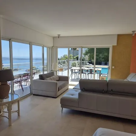 Cannes Super Cannes Golfe-Juan -- Vue Mer Exceptionnelle Sur La Mediterranee Et Le Cap D'Antibes-- Villa Alamp -- 4 A 6 Chambres --6 Sdb--7 Wc--Piscine Sans Vis A Vis--Superbe Rooftop Panoramique--Cuisine Americaine--Grand Living--Courts Sejours Poss Ferienhaus Vallauris