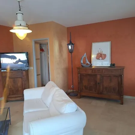 Holiday home Quartier Exclusif De Super Cannes Golfe-juan, Vue Imprenable Cap D'antibes- Alamp 4 A 7 -piscine- Peinture Interieure Et Literie Neuves -superbe Rooftop Sans Vis-a-vis ! Courts Sejours Flexibles Possibles